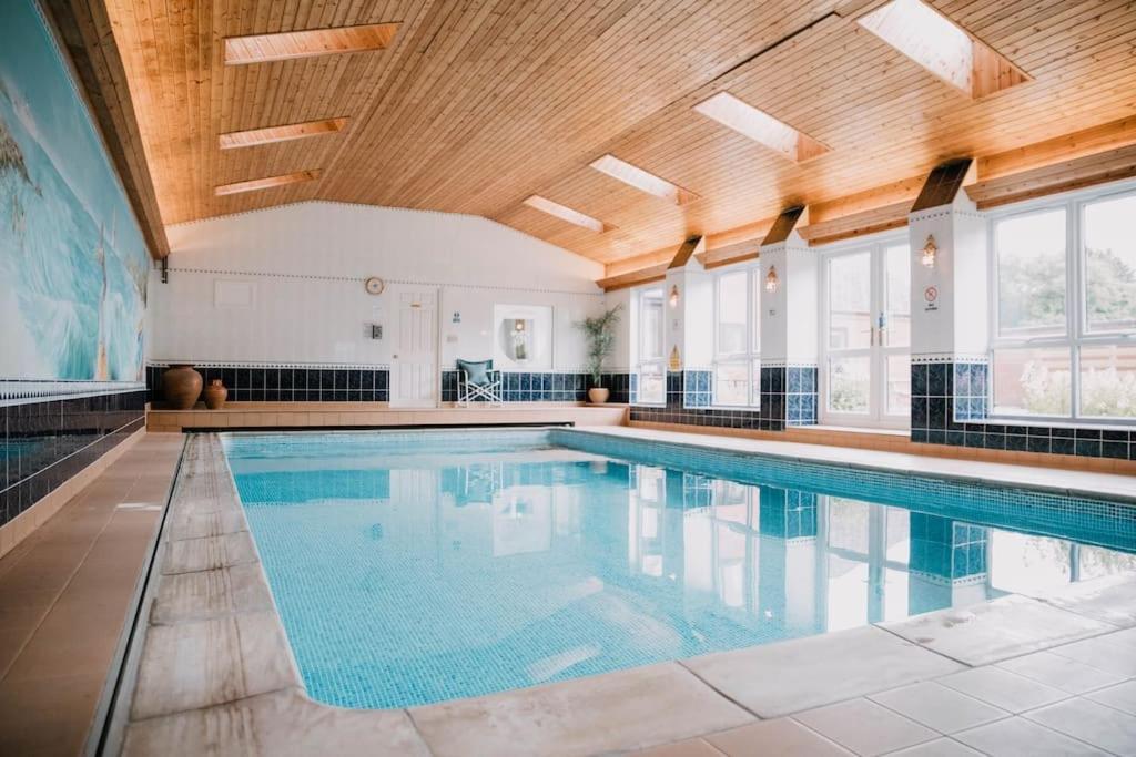 Vast, Elegant Home With Indoor Pool & Sauna Near Popular Golf Course Kington  Dış mekan fotoğraf